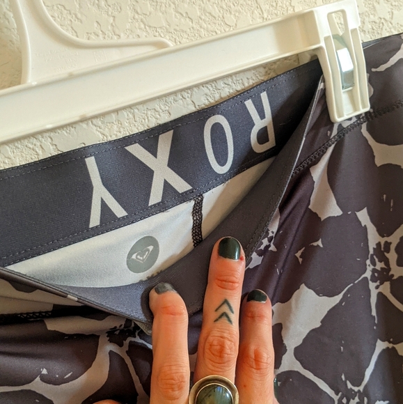 Roxy performance capri leggings - Picture 2 of 5